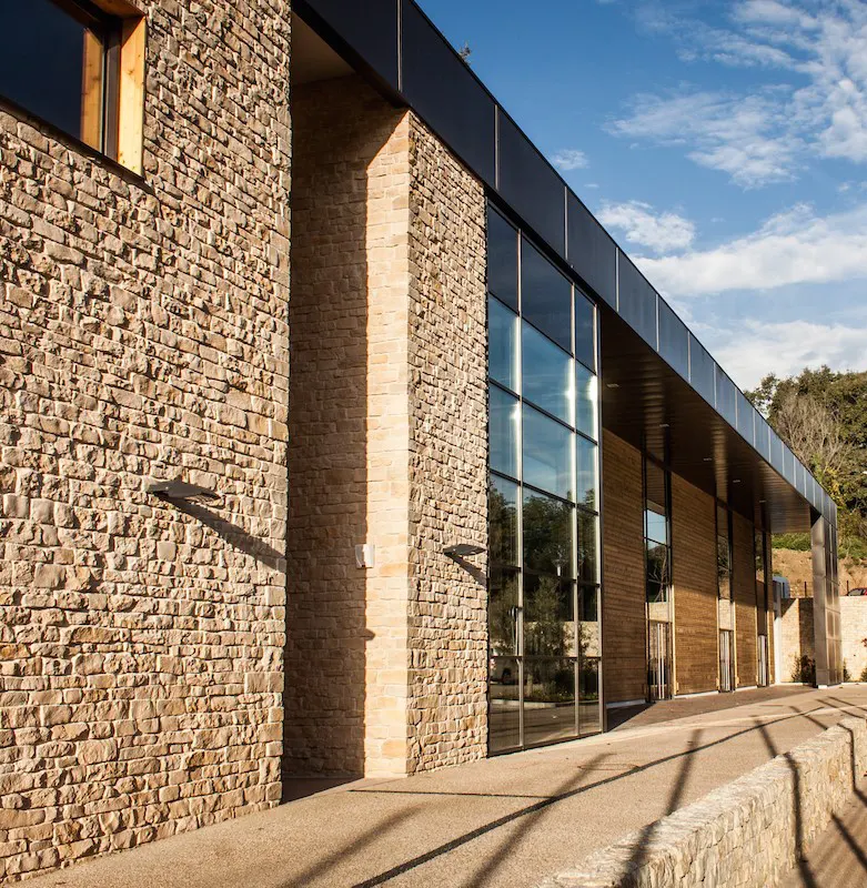 Façade lumière naturelle pierre de parement grès gobertange pose sèche