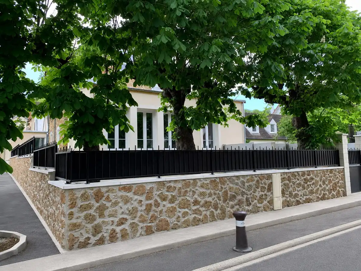 Muret en pierre meulière en Île-de-France