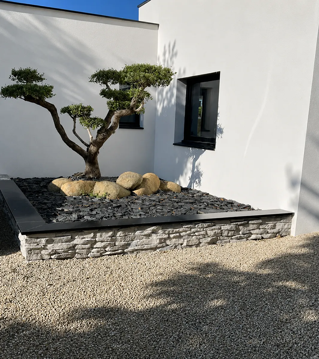 Cour moderne avec jardinière en pierre Schiste Tradition Val de Meuse