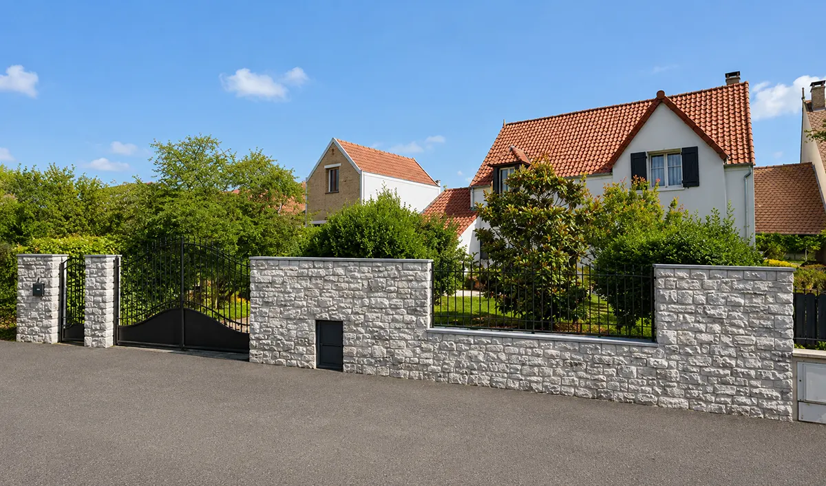 Muret d’entrée de maison en pierre de parement Grès Val de Meuse