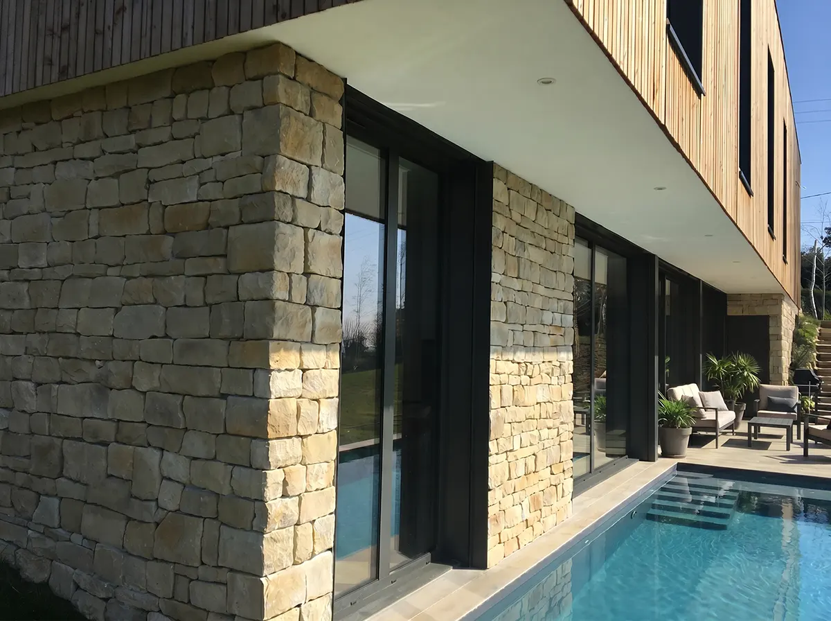 Maison avec piscine et murs en pierre de parement Grès La Rochette