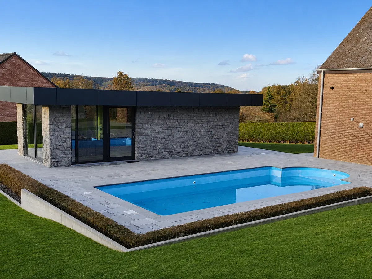 Pool house avec murs en pierre de parement Grès Rochefort près d’une piscine