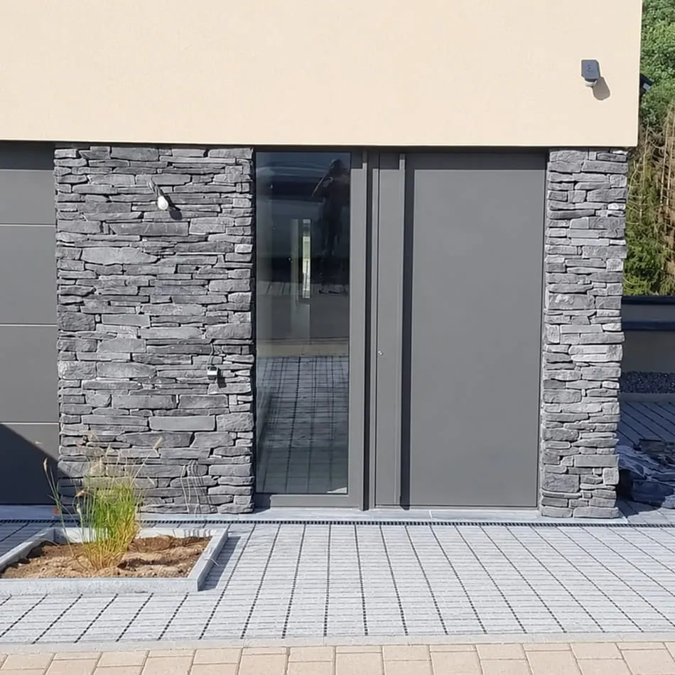 Entrée extérieure en pierre de parement collection Schiste Ardoise d' Idéal Pierre