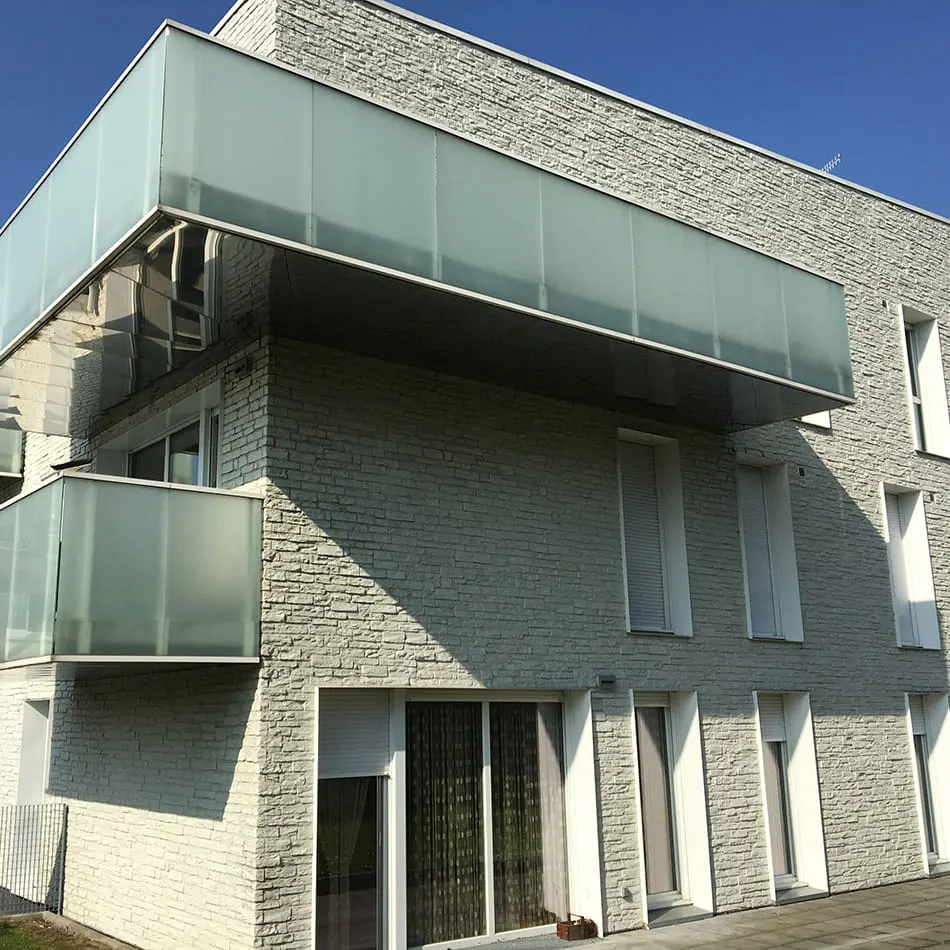Façades d'immeuble en pierre de parement Schiste évolution blanc glacier