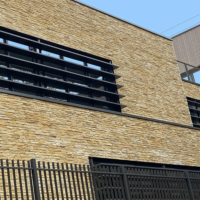 Immeuble en pierre Schiste évolution La rochette avec grandes baies vitrées anthracite