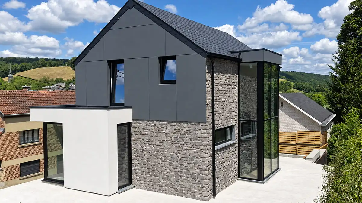 Maison contemporaine avec pierre de parement Grès Rochefort, enduit clair et grandes surfaces vitrées