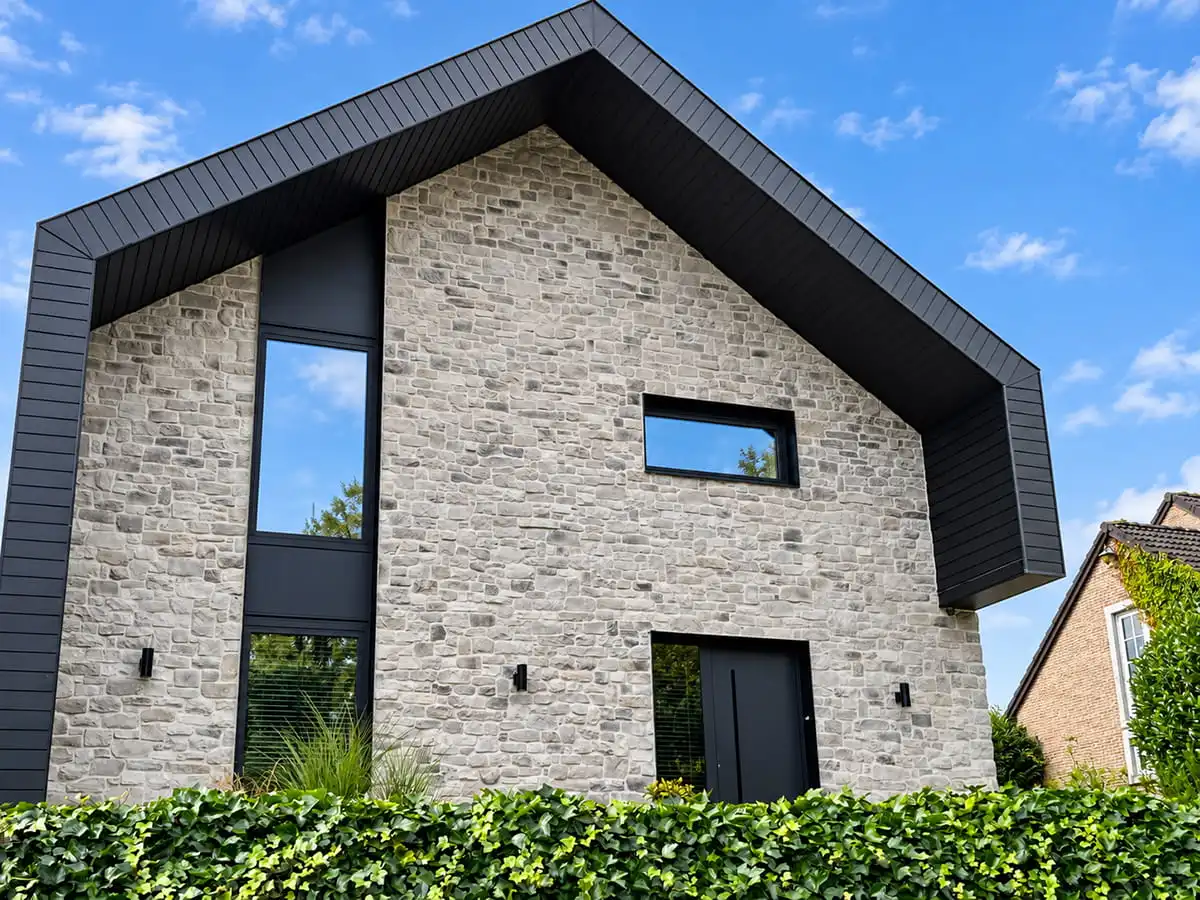 Maison contemporaine avec façade en pierre de parement Grès Val de Meuse et éléments anthracite