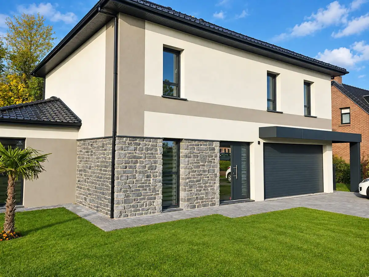 Maison contemporaine avec pierre de parement Idéal Pierre et menuiseries anthracite