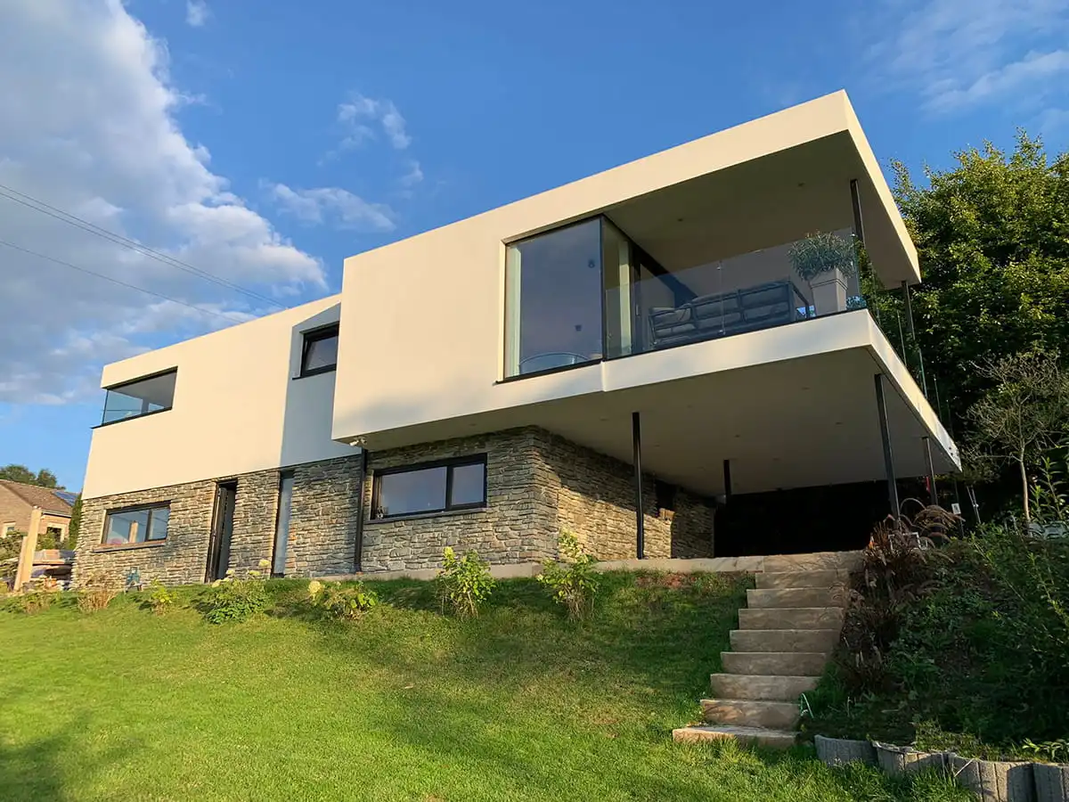 Maison contemporaine avec pierre de parement Schiste Tradition Sablé et grandes baies vitrées