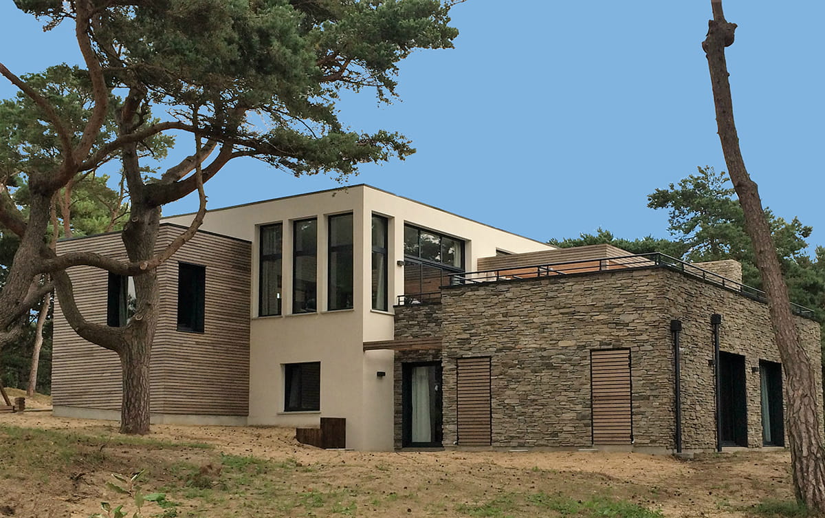 Maison contemporaine avec pierre de parement Schiste Tradition Costa Rica et bardage bois