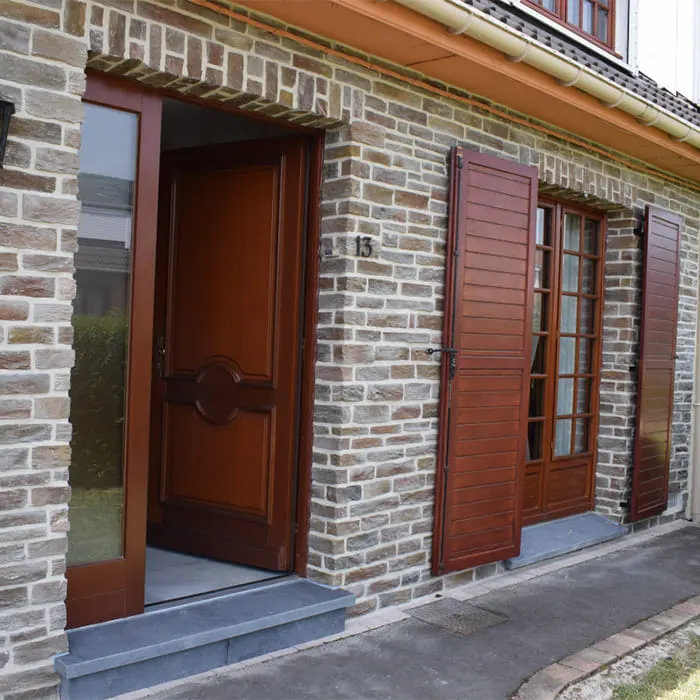 Maison traditionnelle avec murs en pierre Schiste évolution et volets en bois