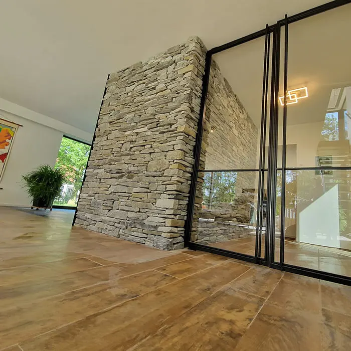Mur intérieur habillé de la pierre Schiste teinte Costa Rica de chez Idéal Pierre